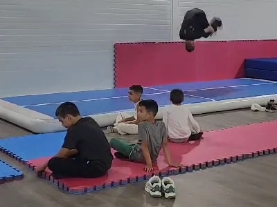 אקרובטיקה לבנים