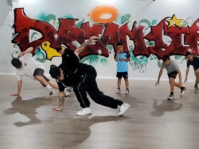 ילדים מתרגלים ברייקדאנס באולם