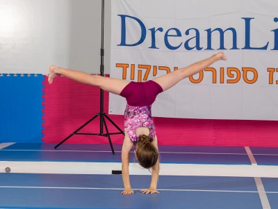 ילדים קטנים מתרגלים איזון